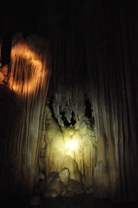 Formações de caverna no lago do Abismo de Anhumas, em Bonito, no Mato Grosso do Sul